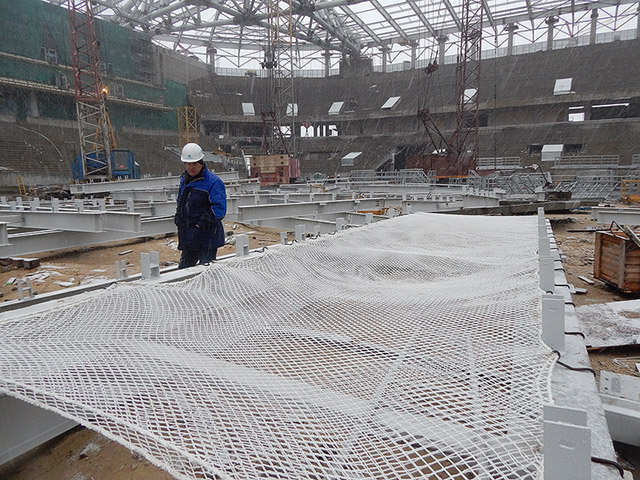 Установка защитной сетки при строительстве стадиона «Открытие Арена».